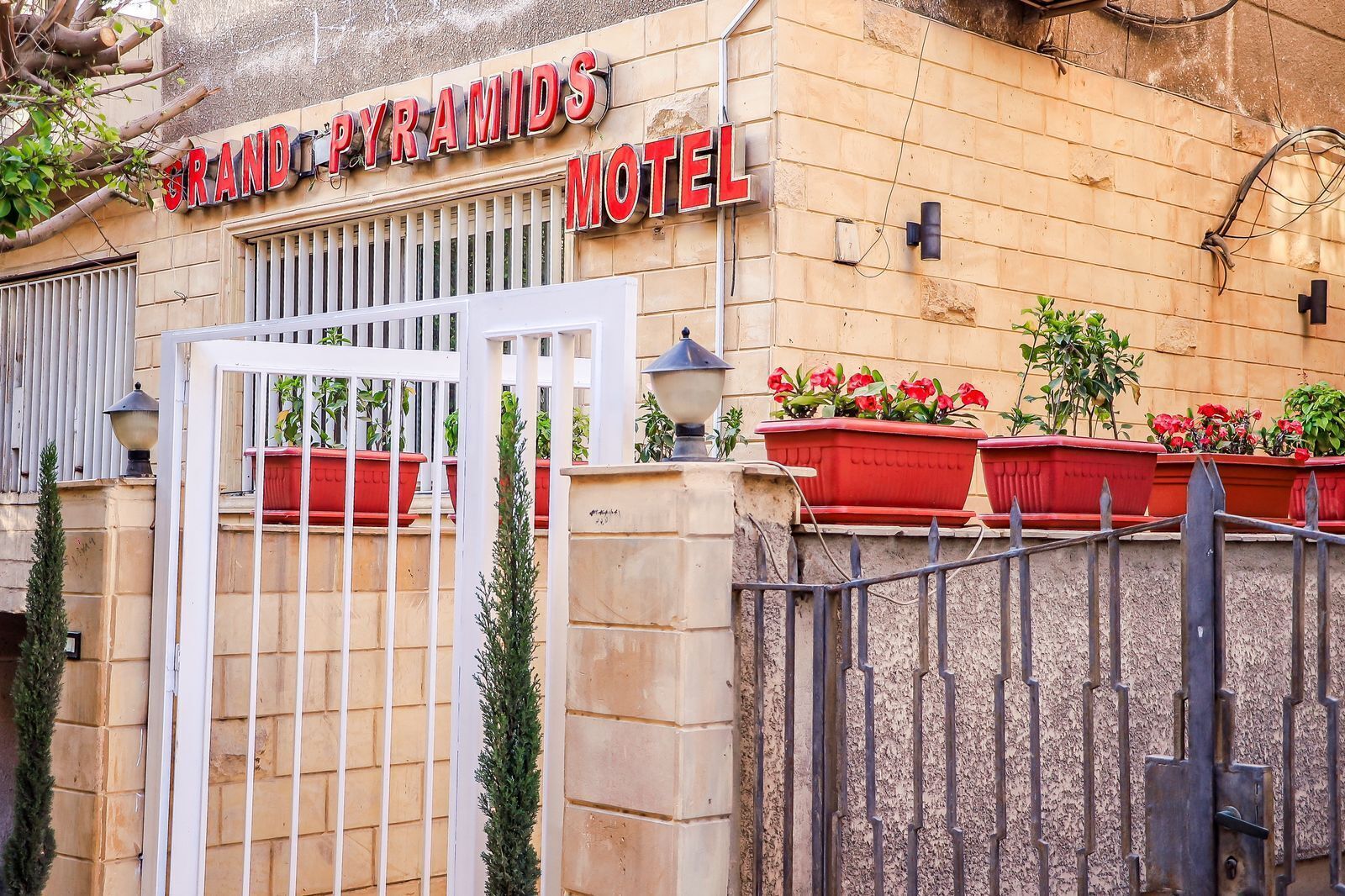 Grand Pyramids Motel