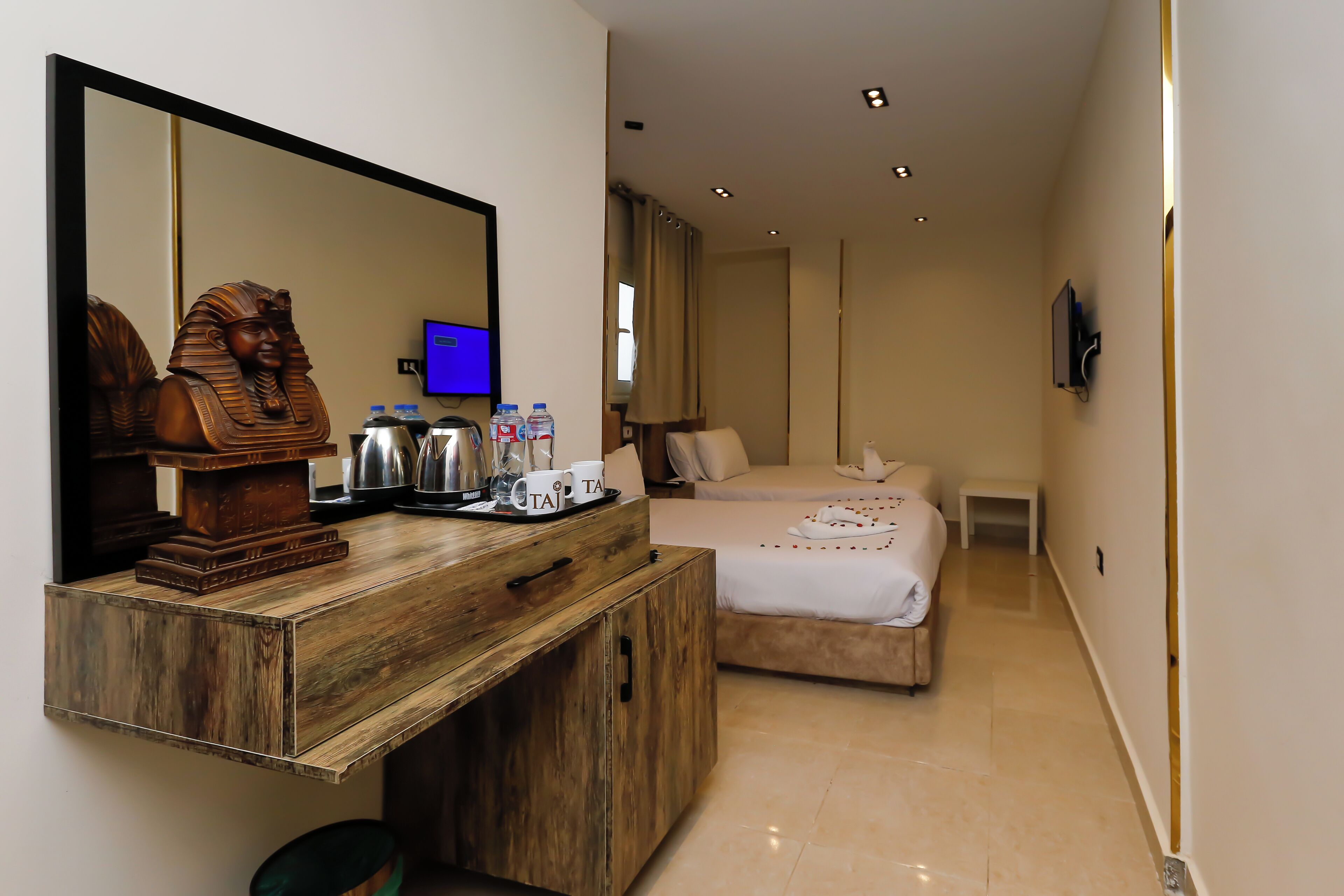 Taj Pyramids View Inn