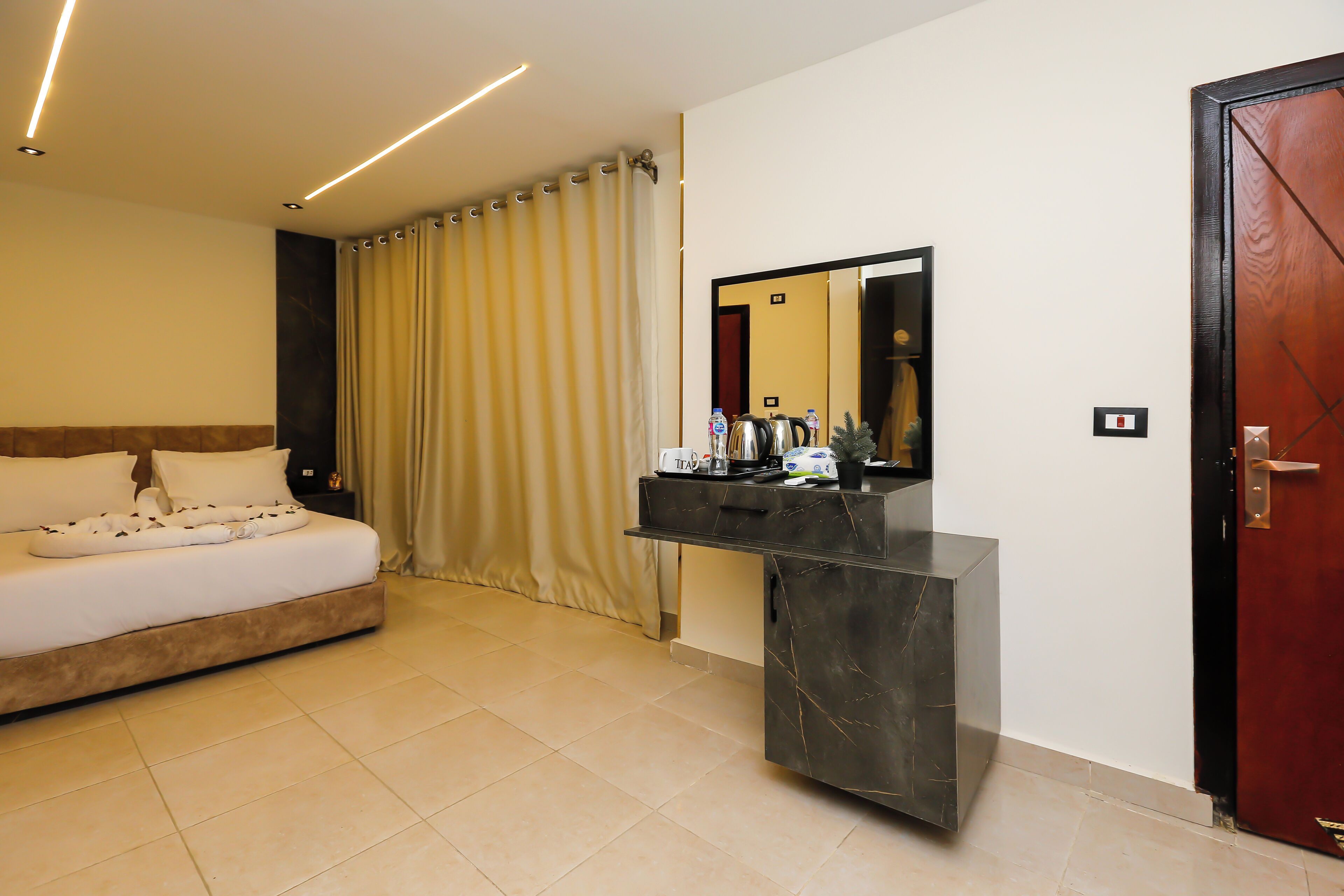 Taj Pyramids View Inn