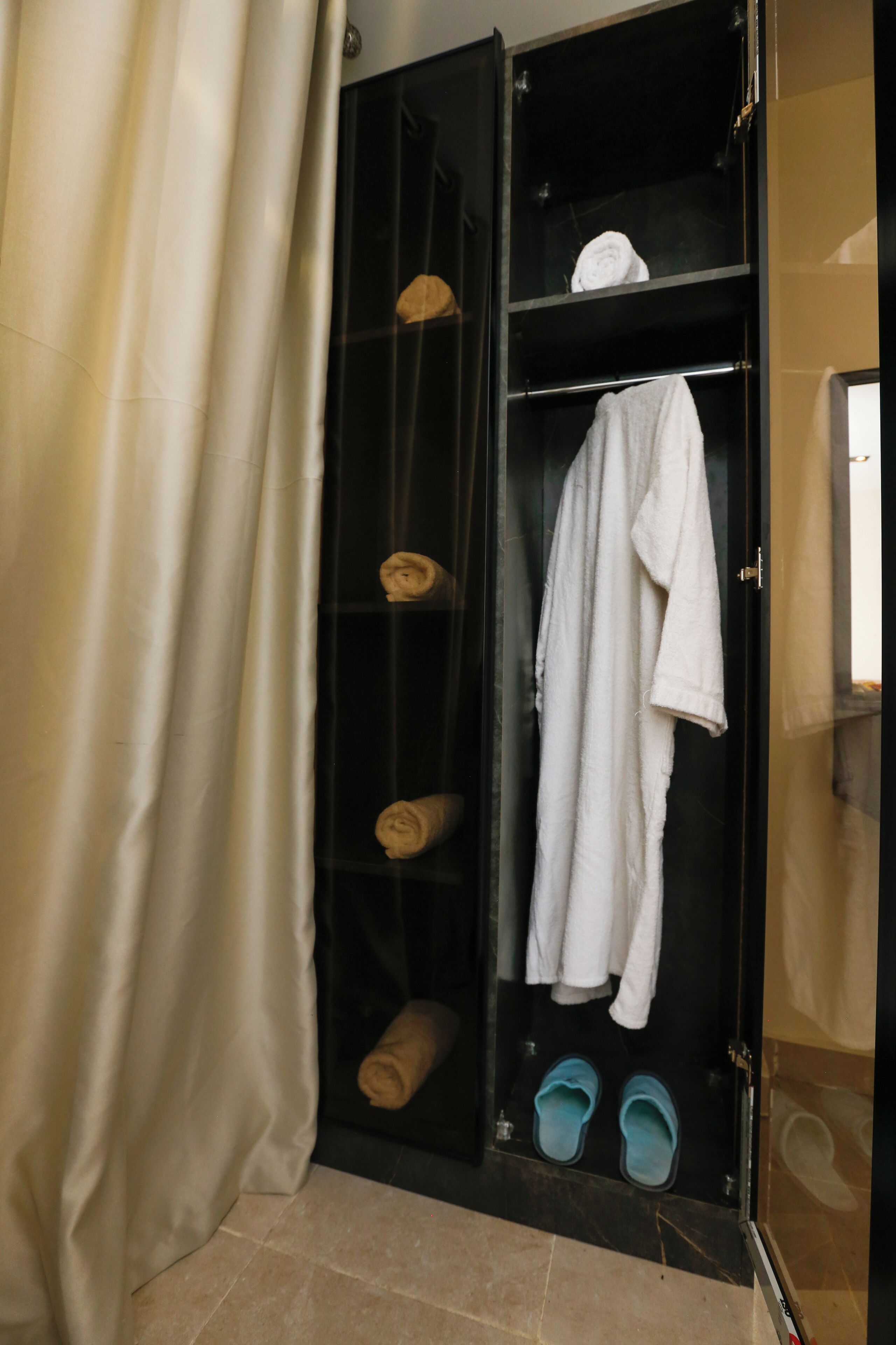 Taj Pyramids View Inn