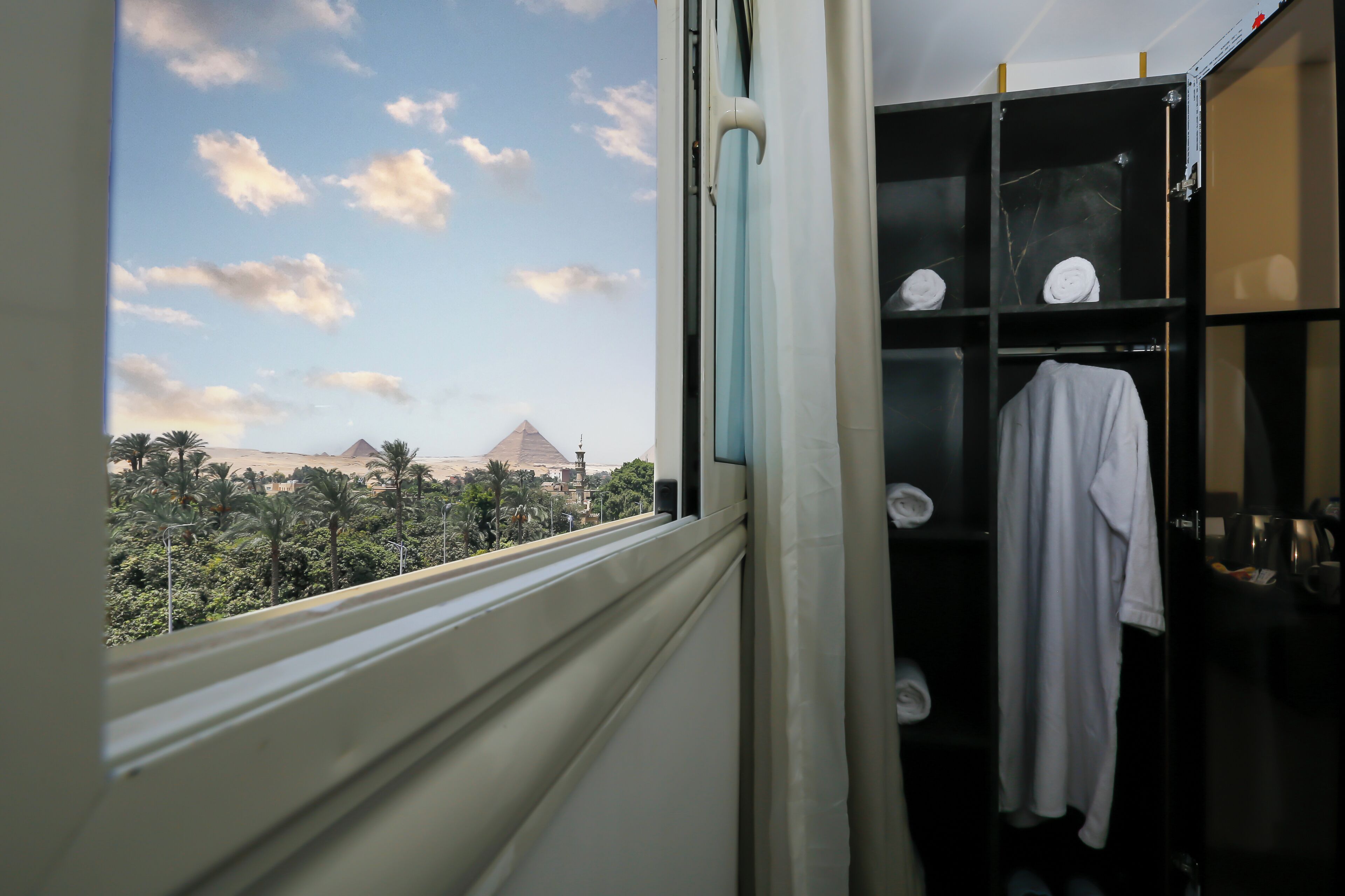 Taj Pyramids View Inn