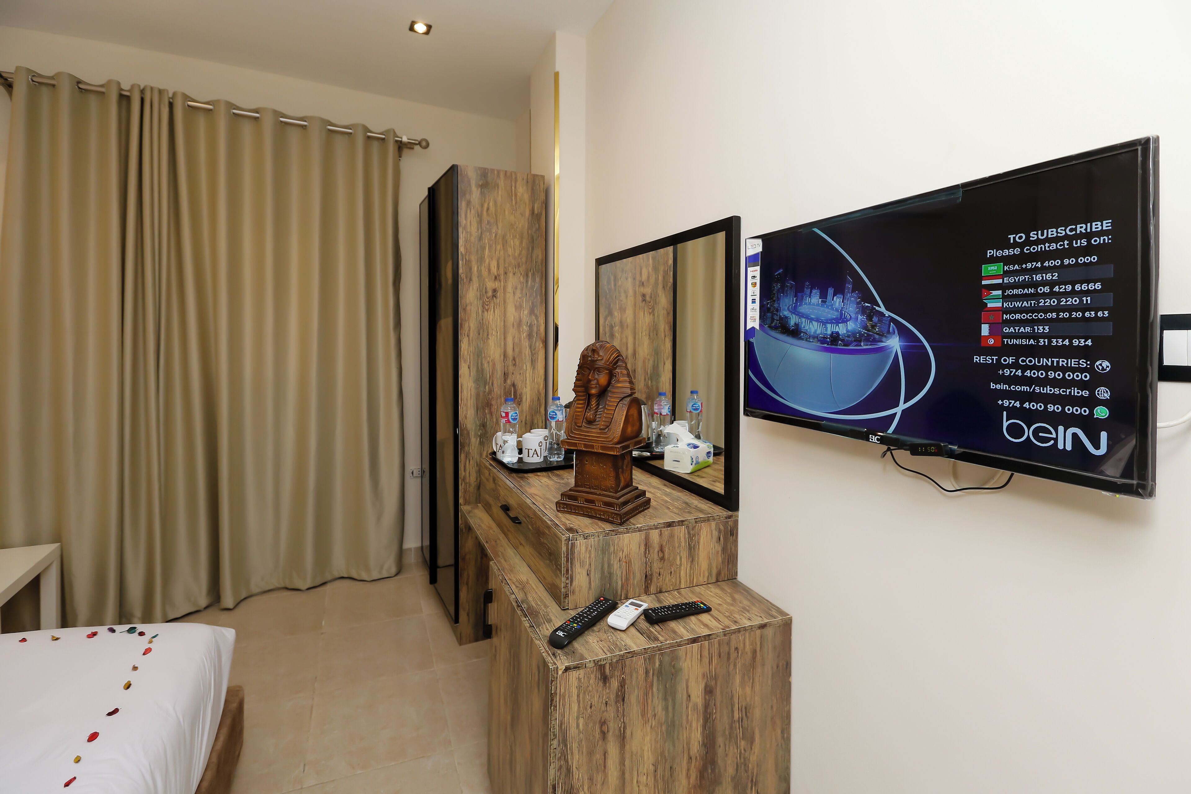 Taj Pyramids View Inn