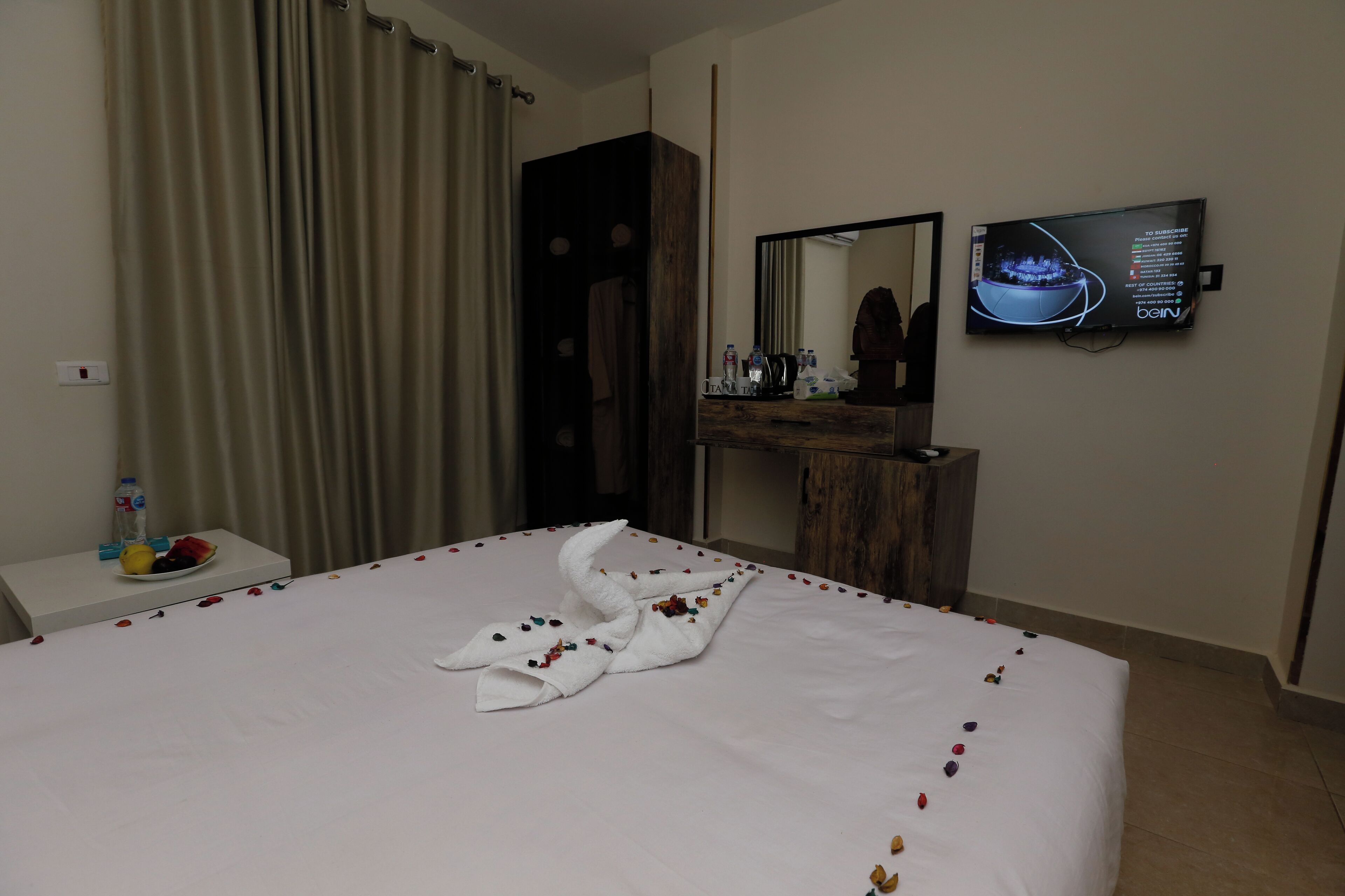 Taj Pyramids View Inn