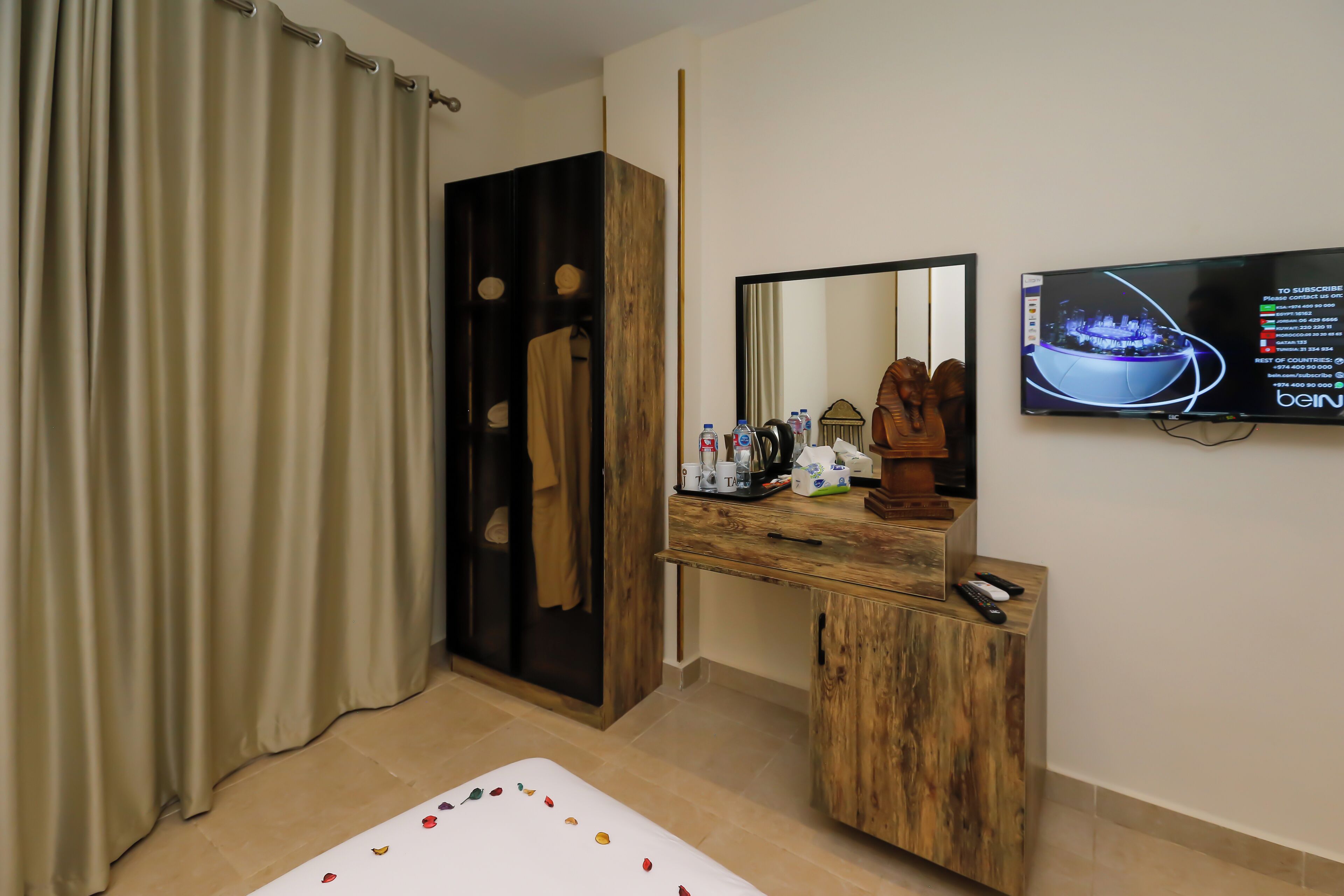 Taj Pyramids View Inn