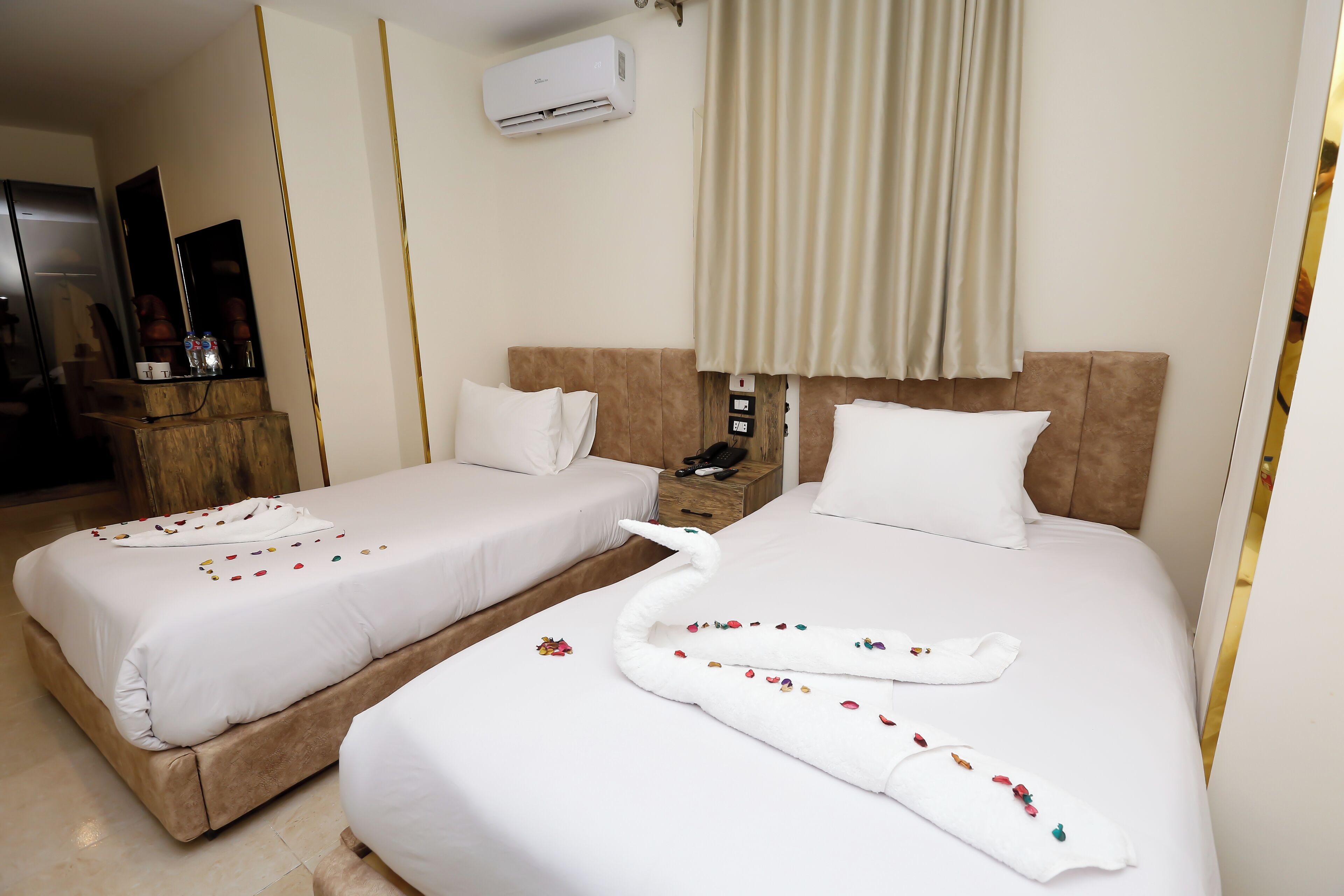 Taj Pyramids View Inn