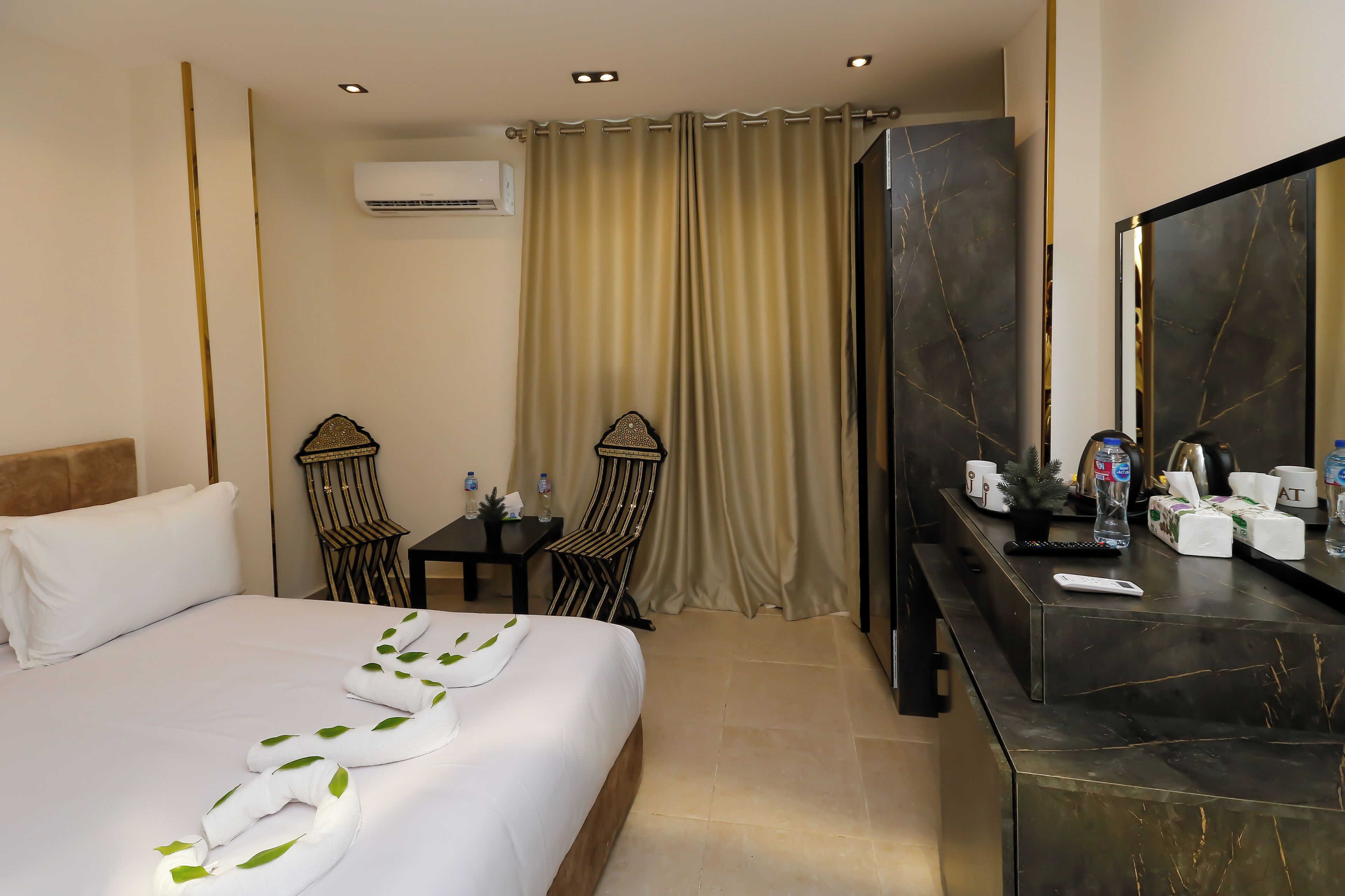 Taj Pyramids View Inn