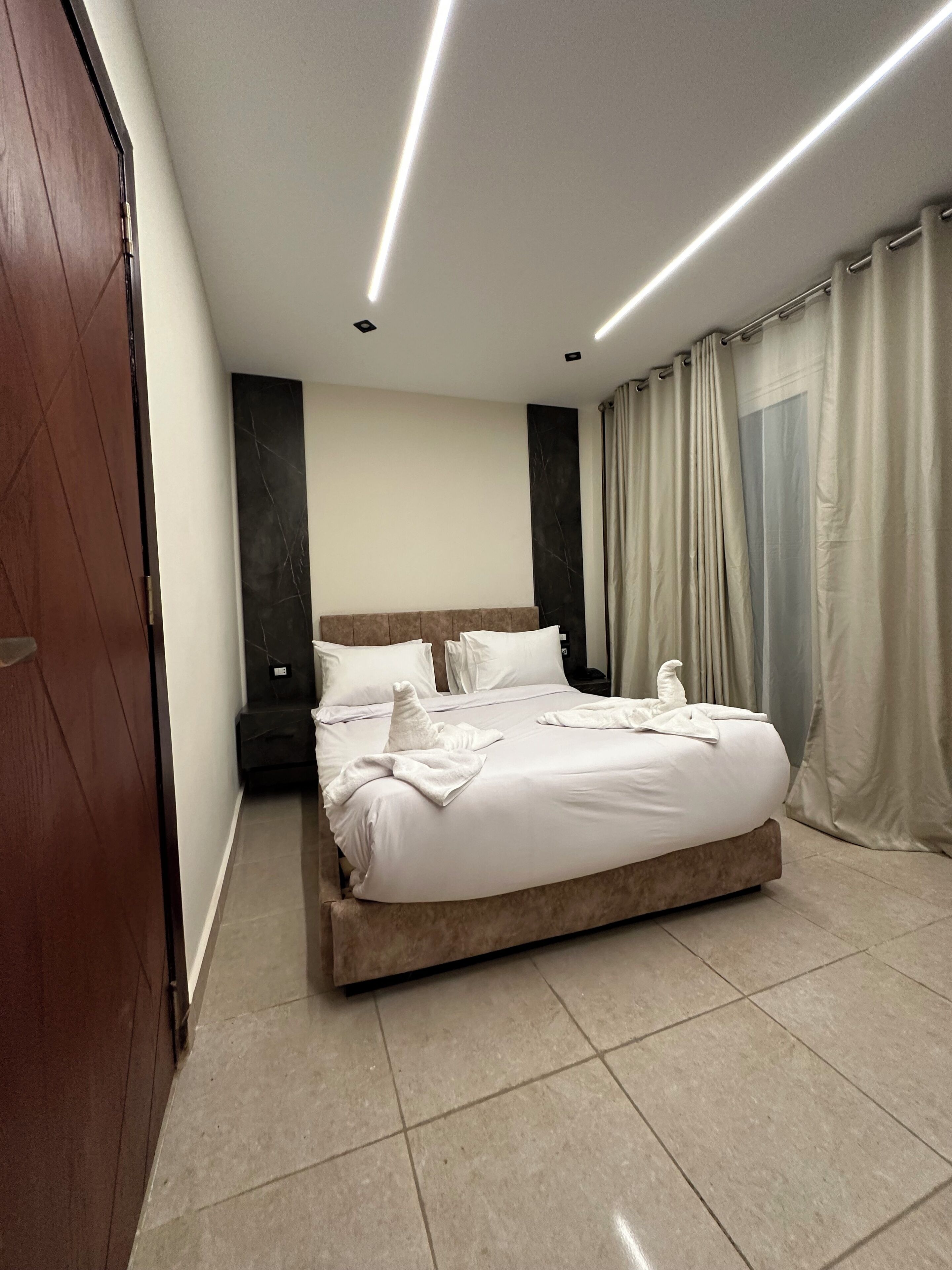 Taj Pyramids View Inn