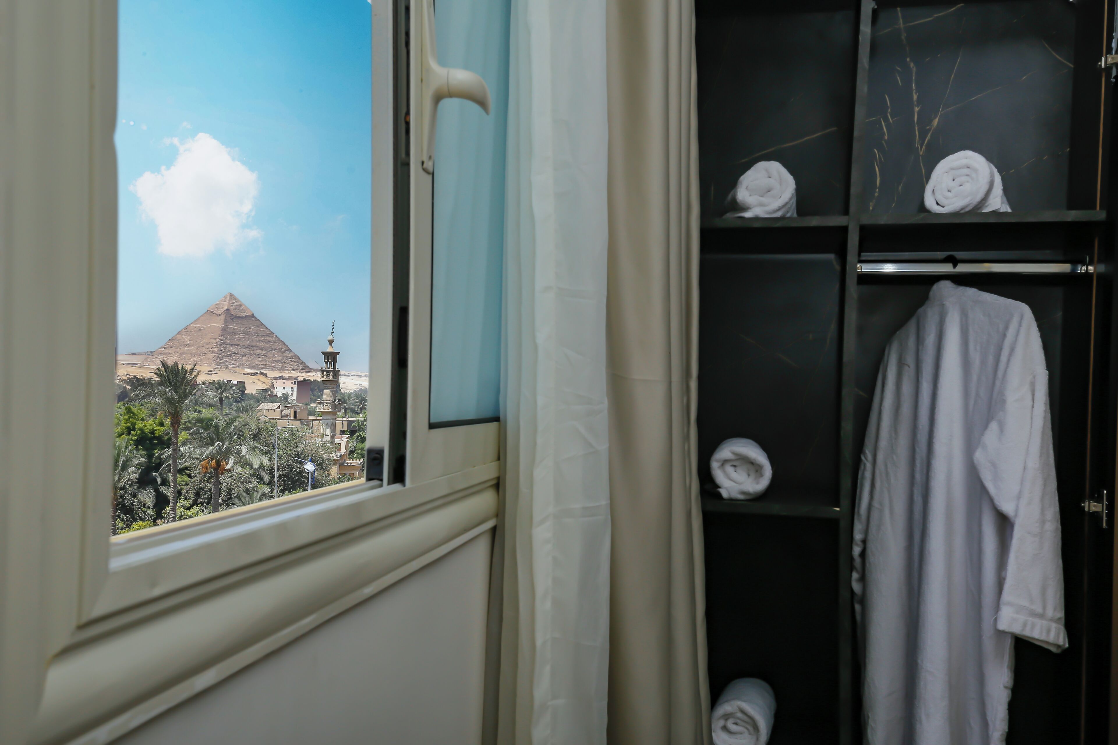 Taj Pyramids View Inn