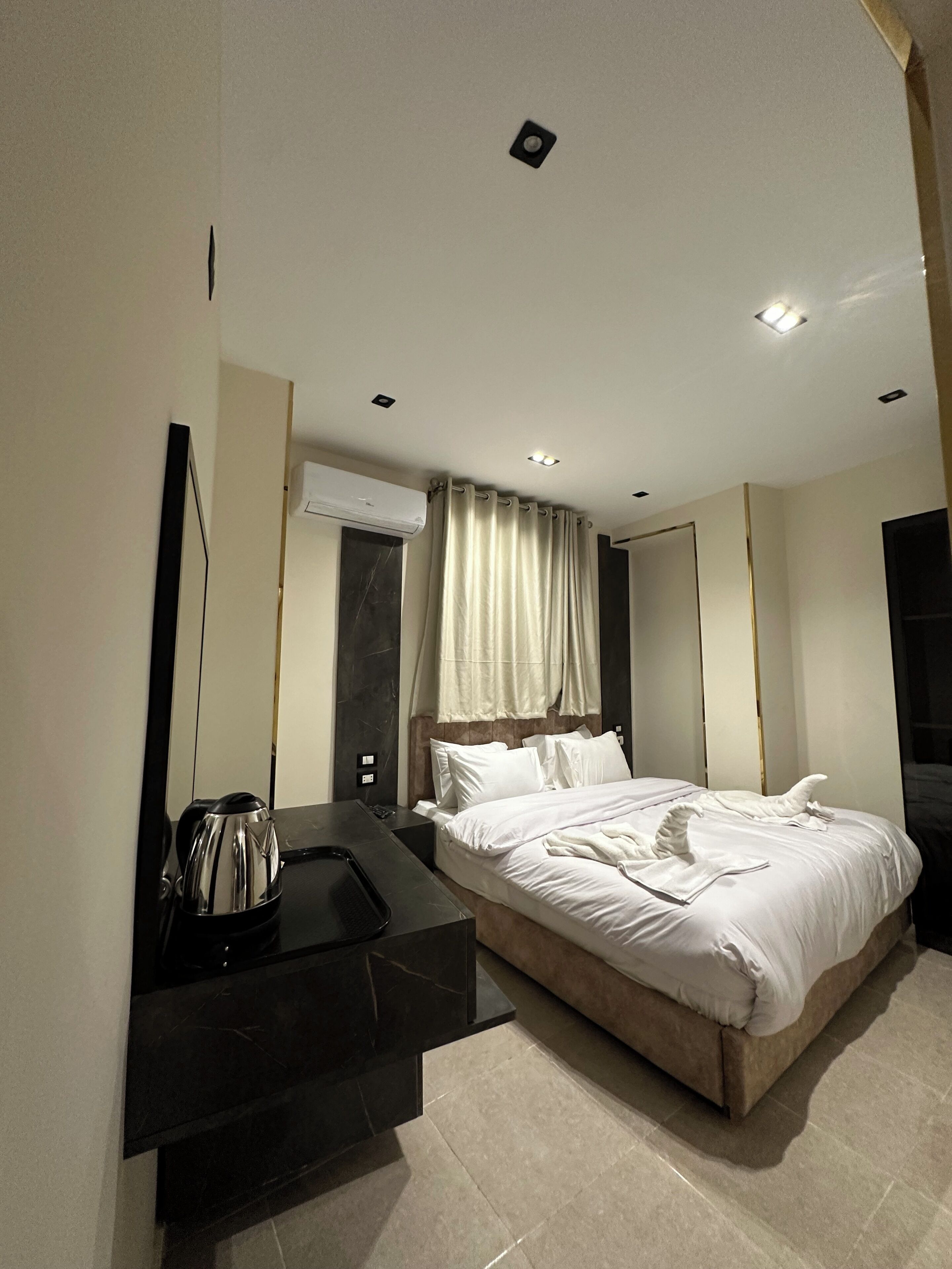 Taj Pyramids View Inn