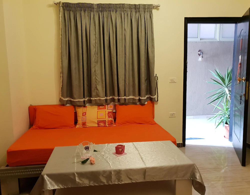 Green Garden Apartment