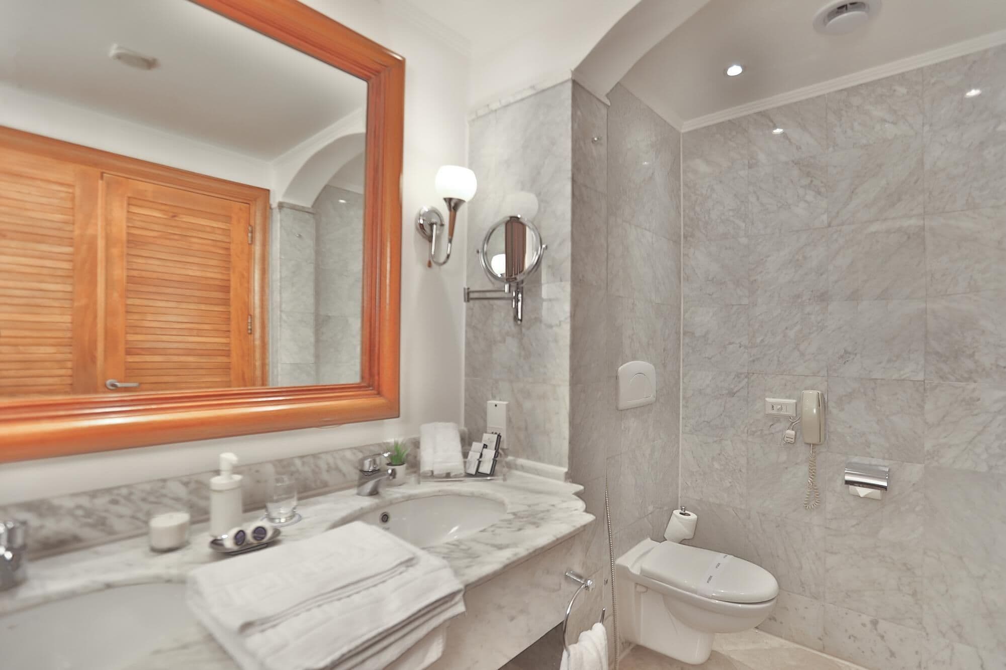 Royal Savoy Hotel & Villas