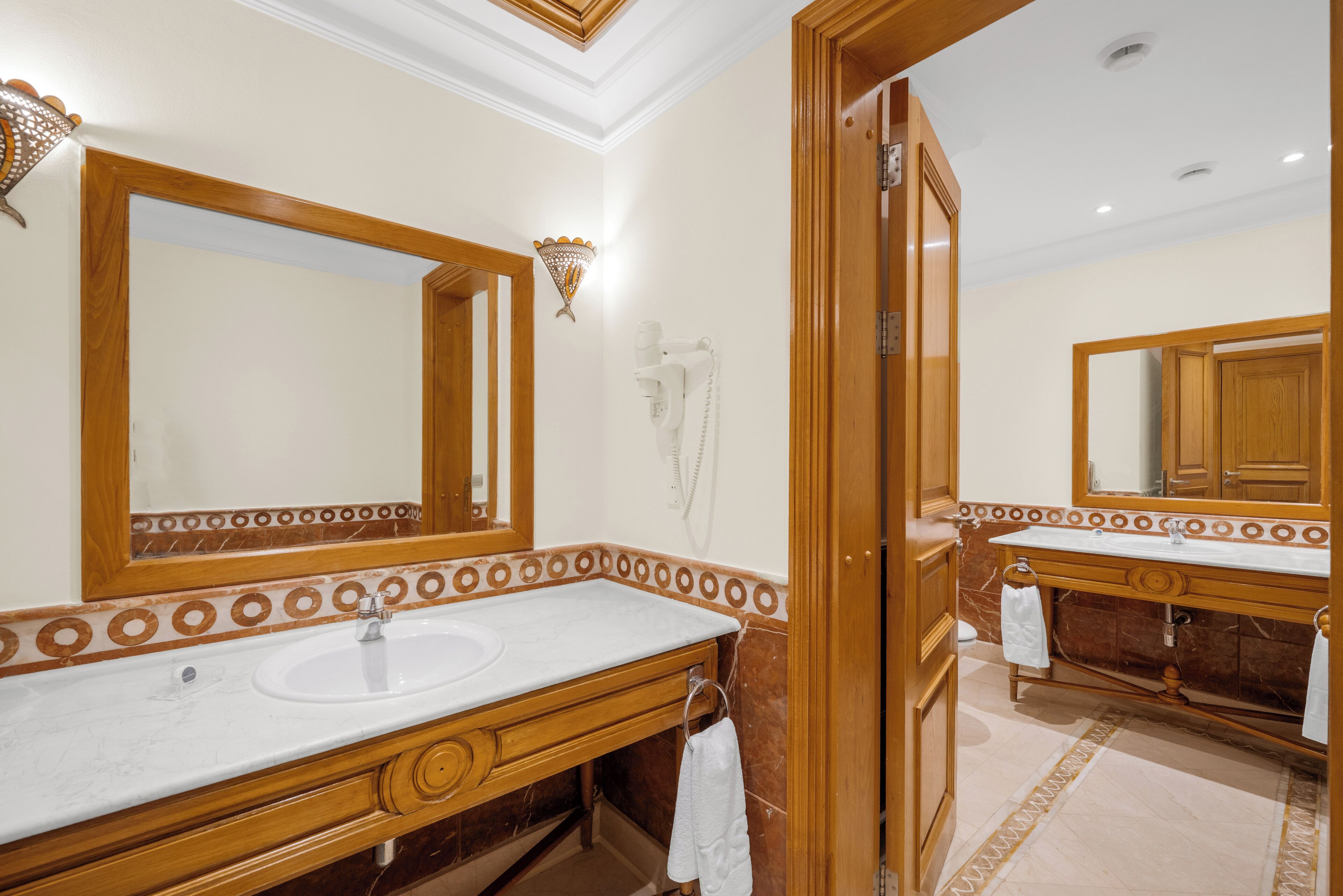 Royal Savoy Hotel & Villas