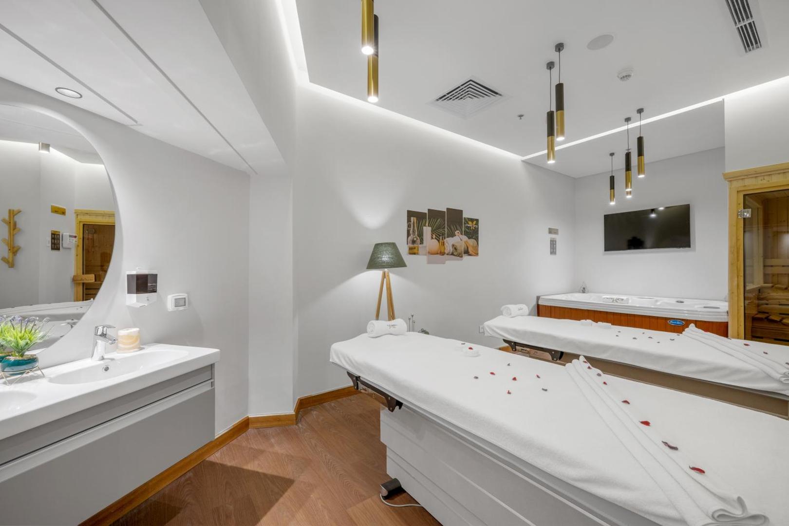 Royal Savoy Hotel & Villas