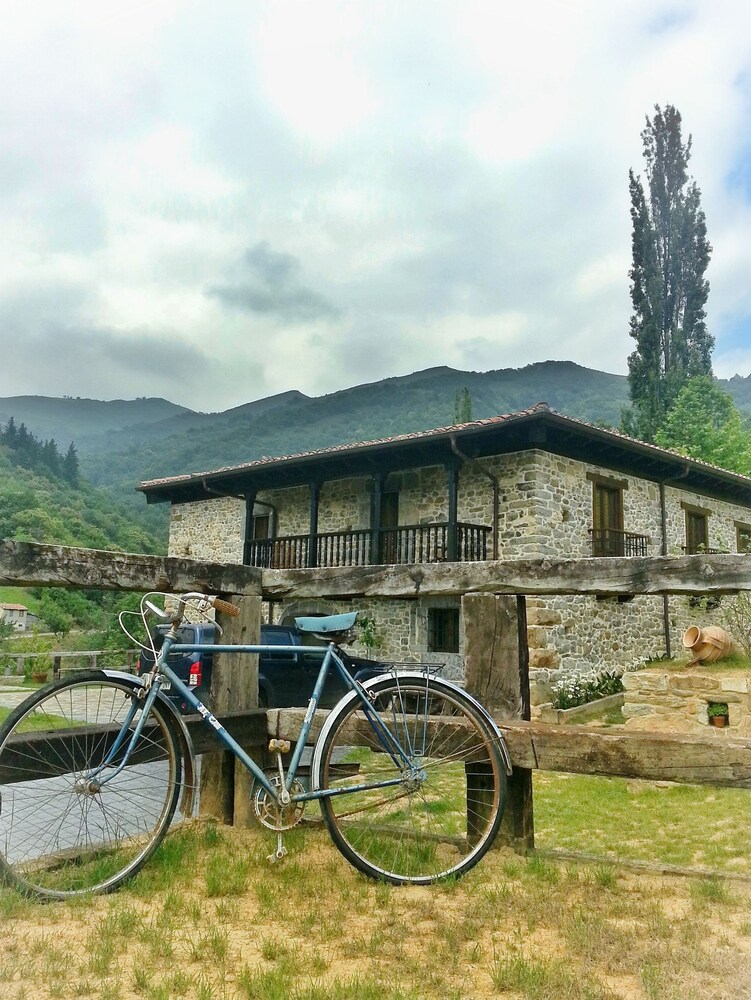Casona De El Castaniu