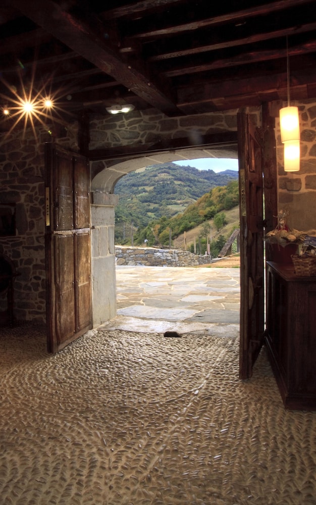 Casona De El Castaniu
