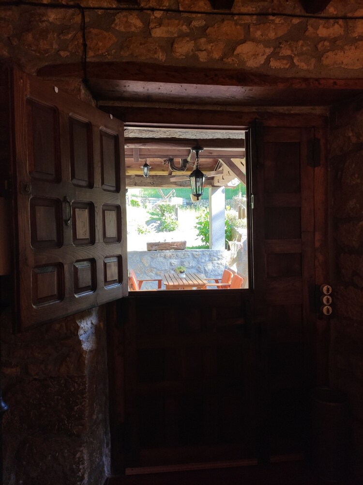 Apartamentos Rurales La Caviana