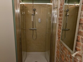 Center Suite