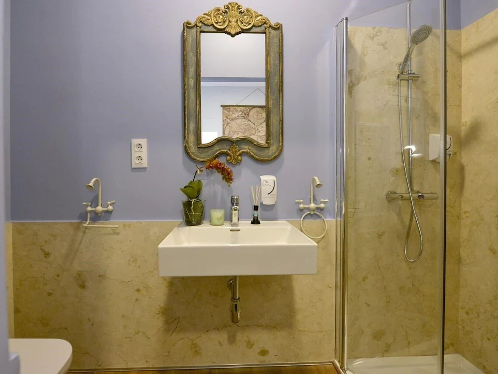 Center Suite