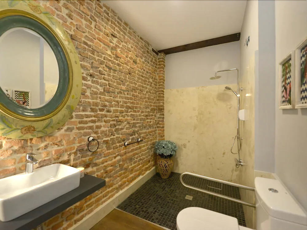 Center Suite