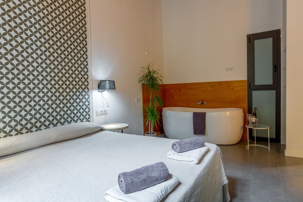 Aparteasy - Deluxe Family Apartments with Pool