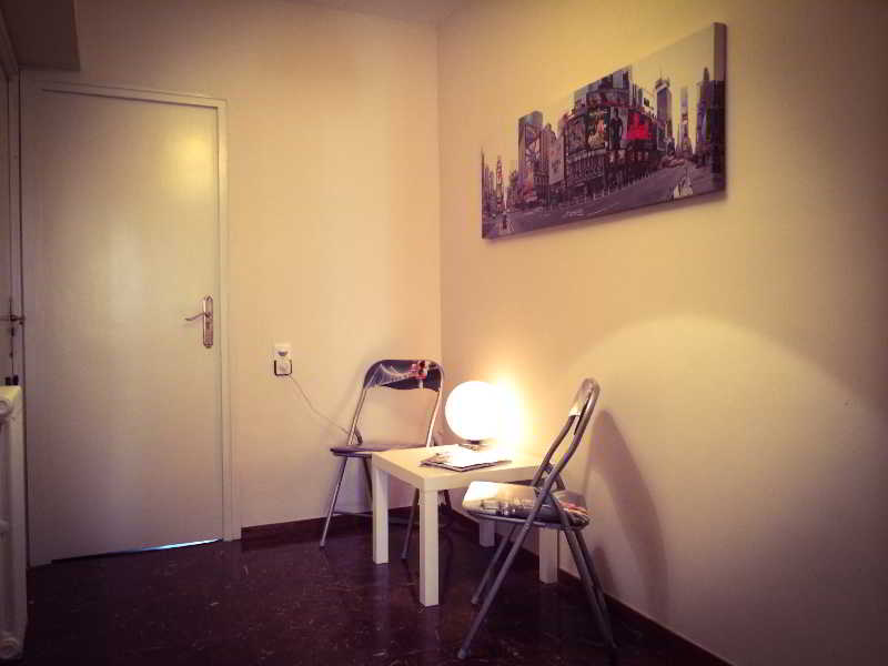 Barcelona City Street Hostal