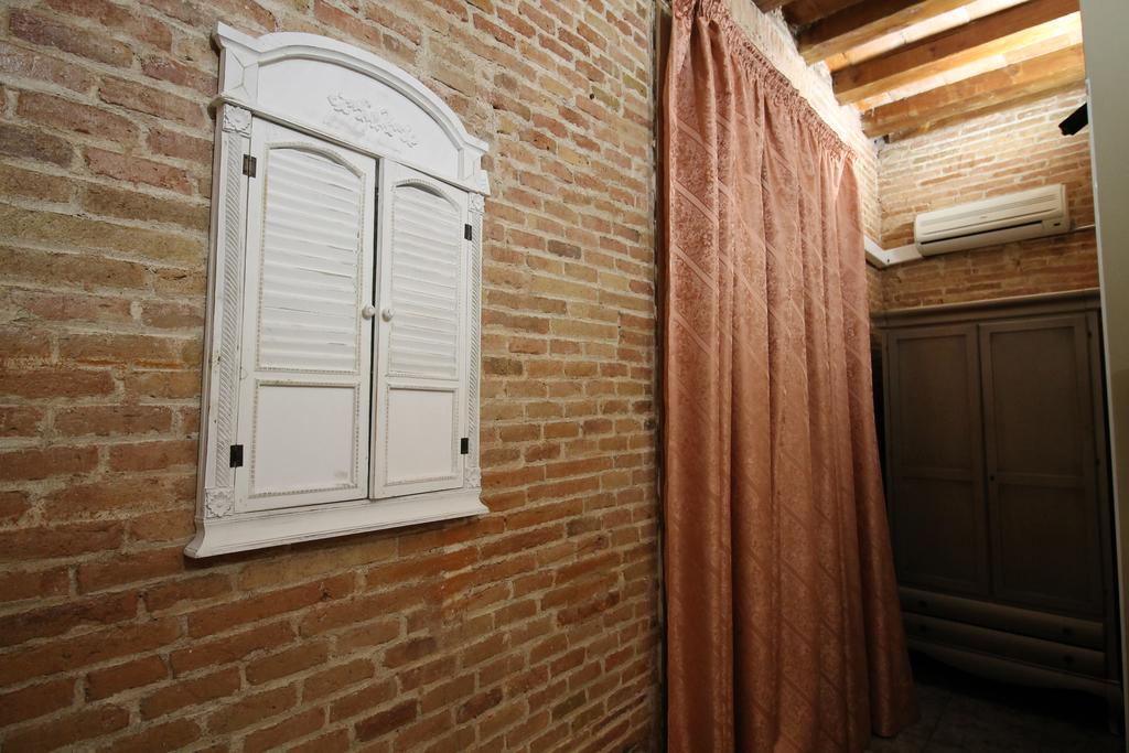 Hostal Orleans Barcelona