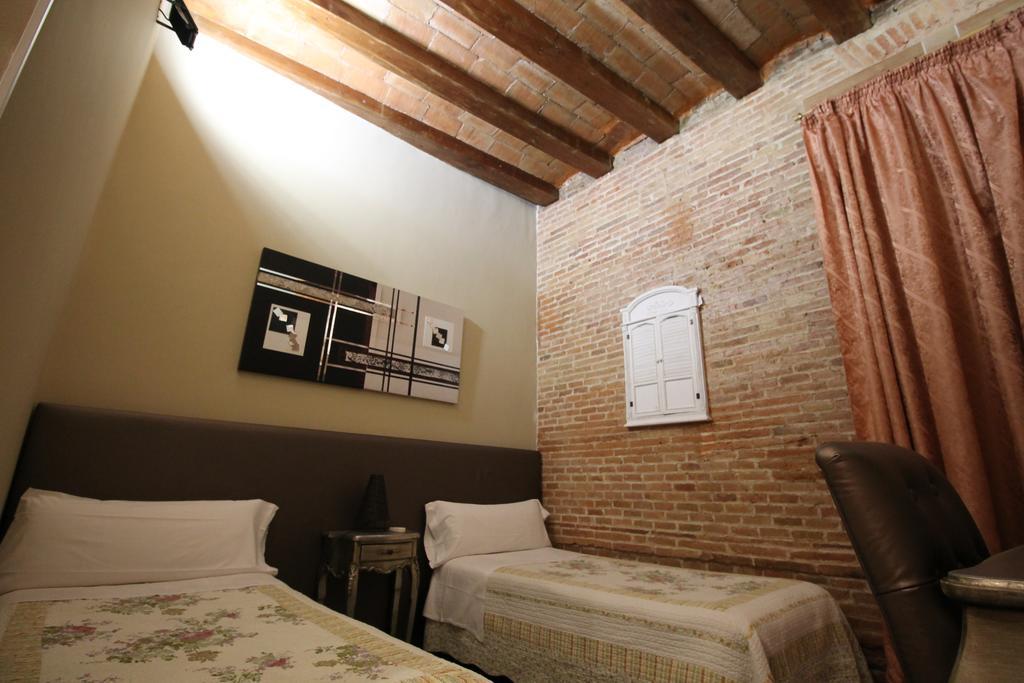 Hostal Orleans Barcelona