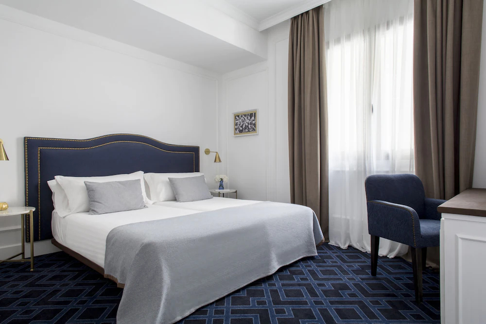 Hotel Midmost