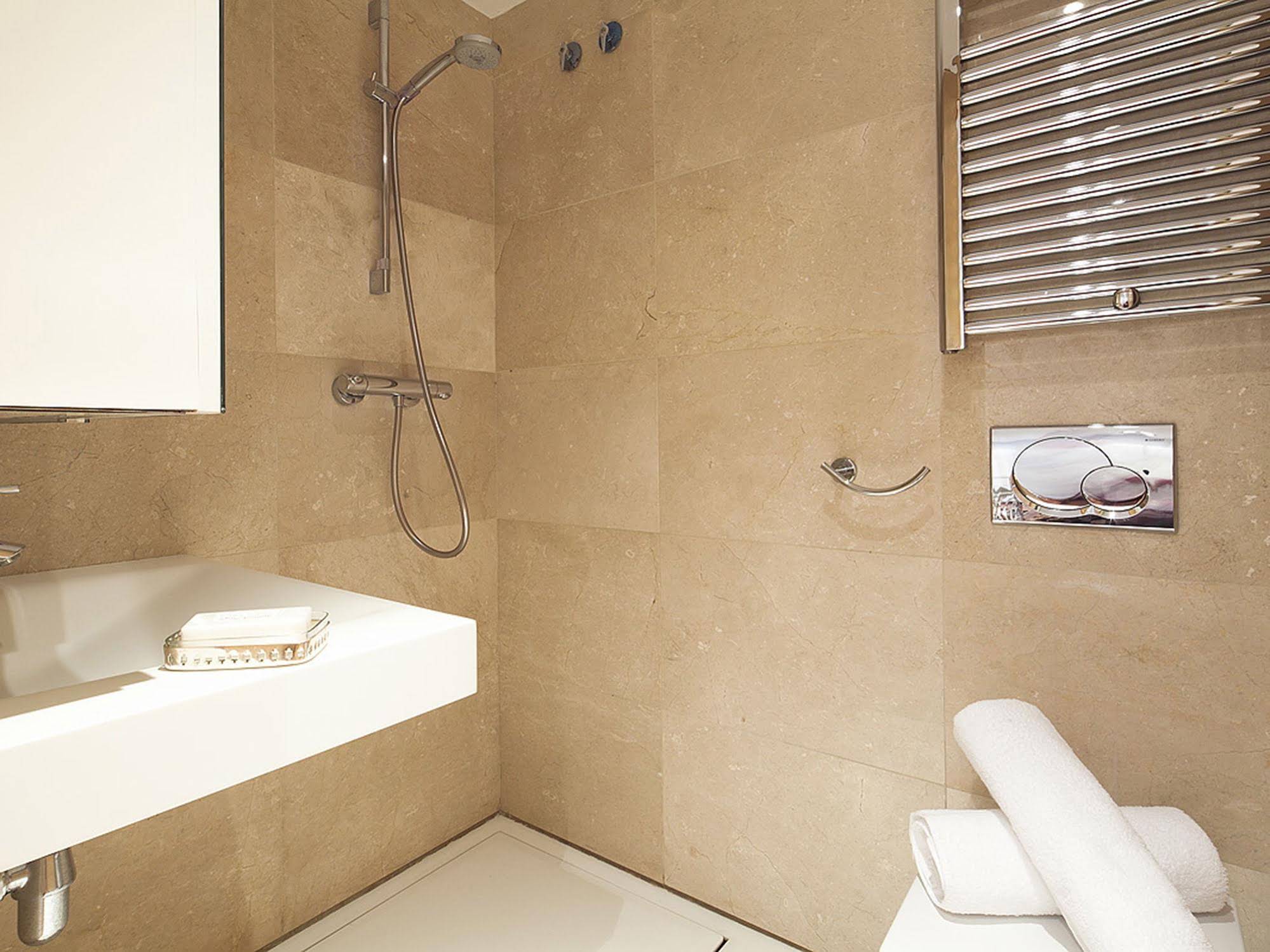 My Space Barcelona Gracia Pool Center
