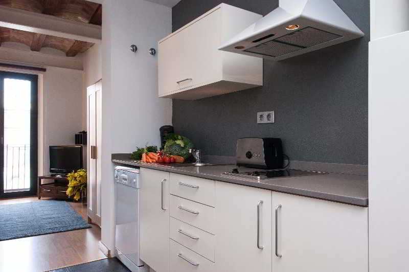 Liceu Apartments by Gaiarooms