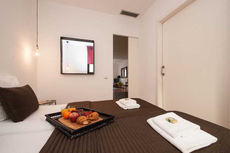 Liceu Apartments by Gaiarooms