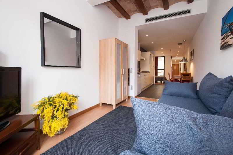Liceu Apartments by Gaiarooms