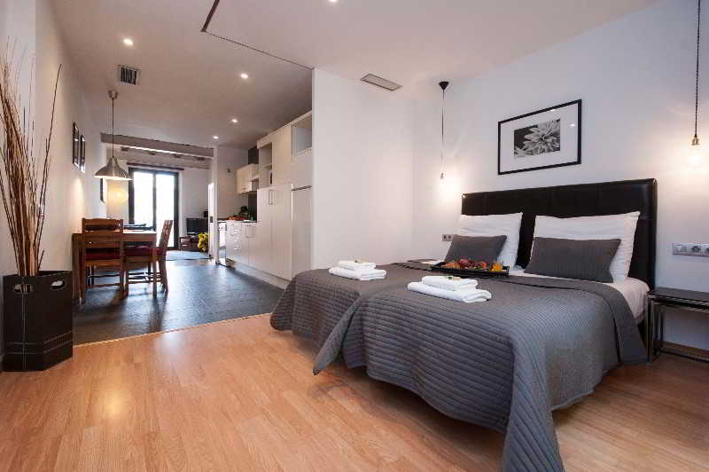 Liceu Apartments by Gaiarooms