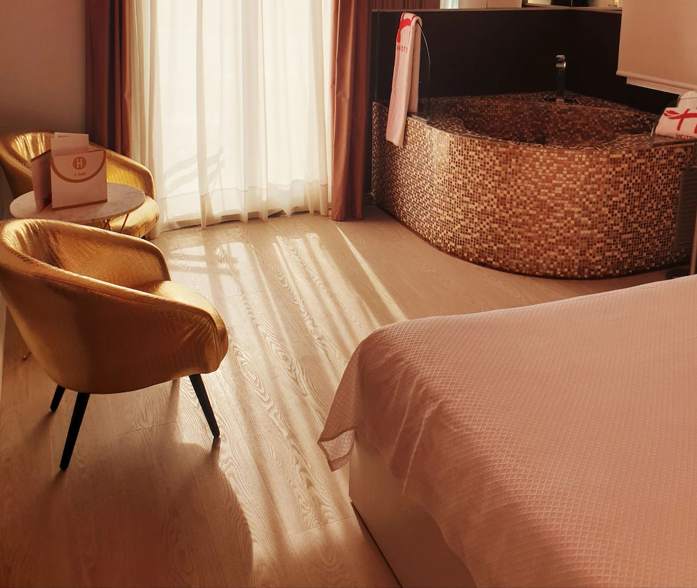 Hotel H