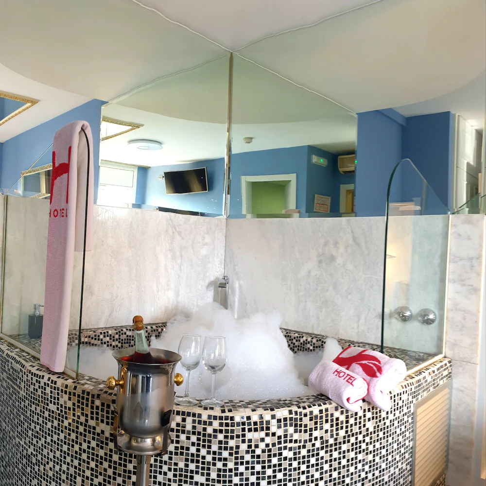 Hotel H