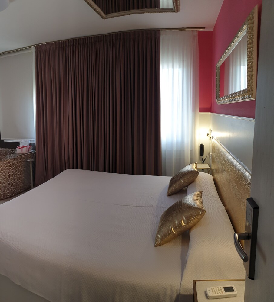 Hotel H