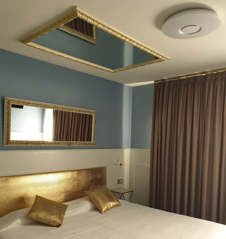 Hotel H