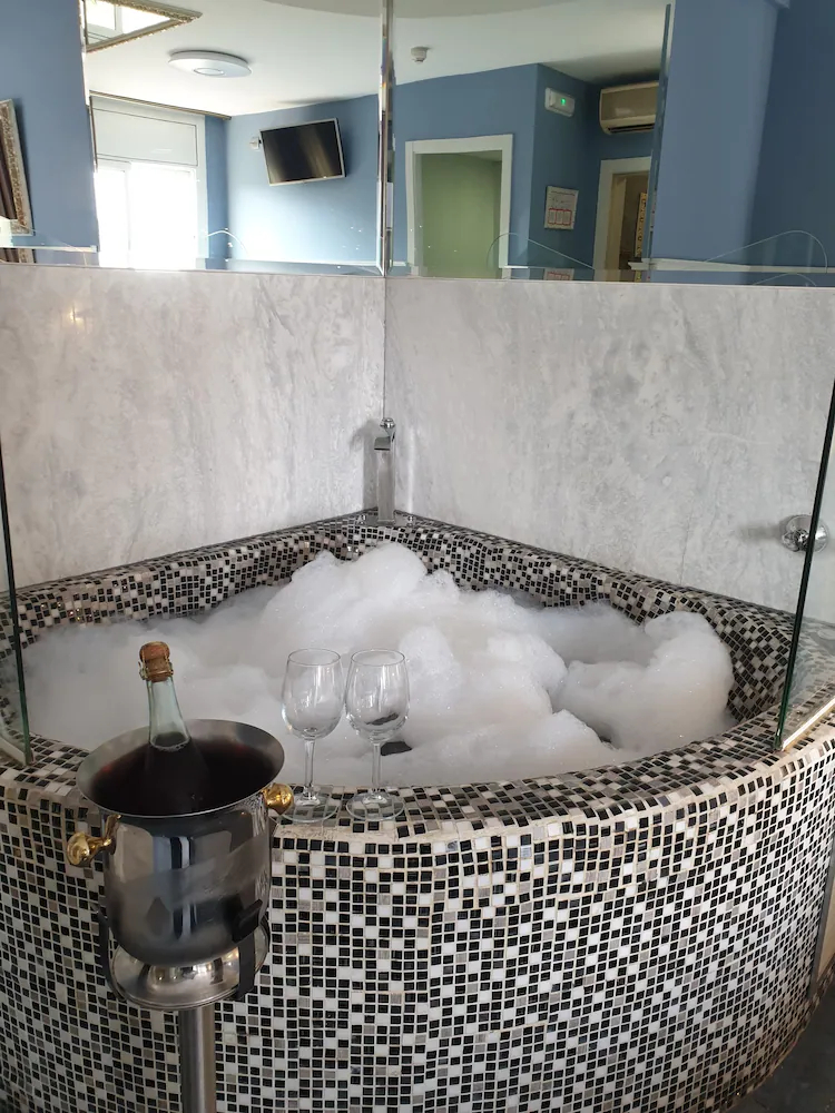 Hotel H