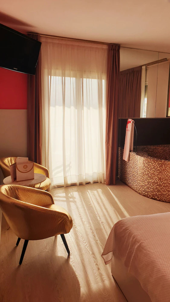 Hotel H