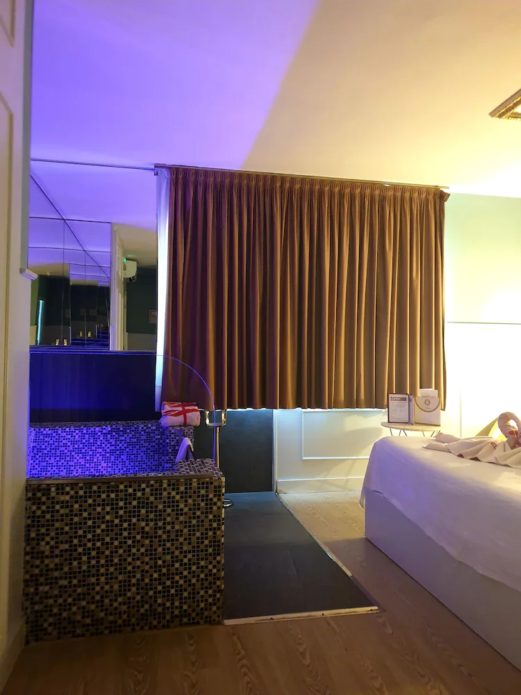 Hotel H