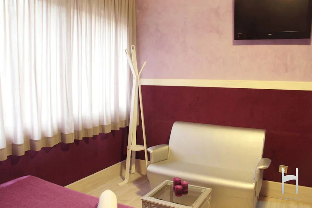Hotel H