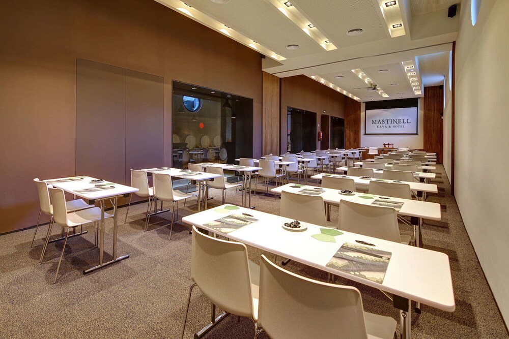 Cava & Hotel Mastinell