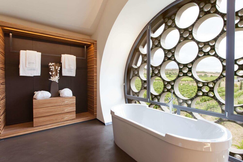 Cava & Hotel Mastinell