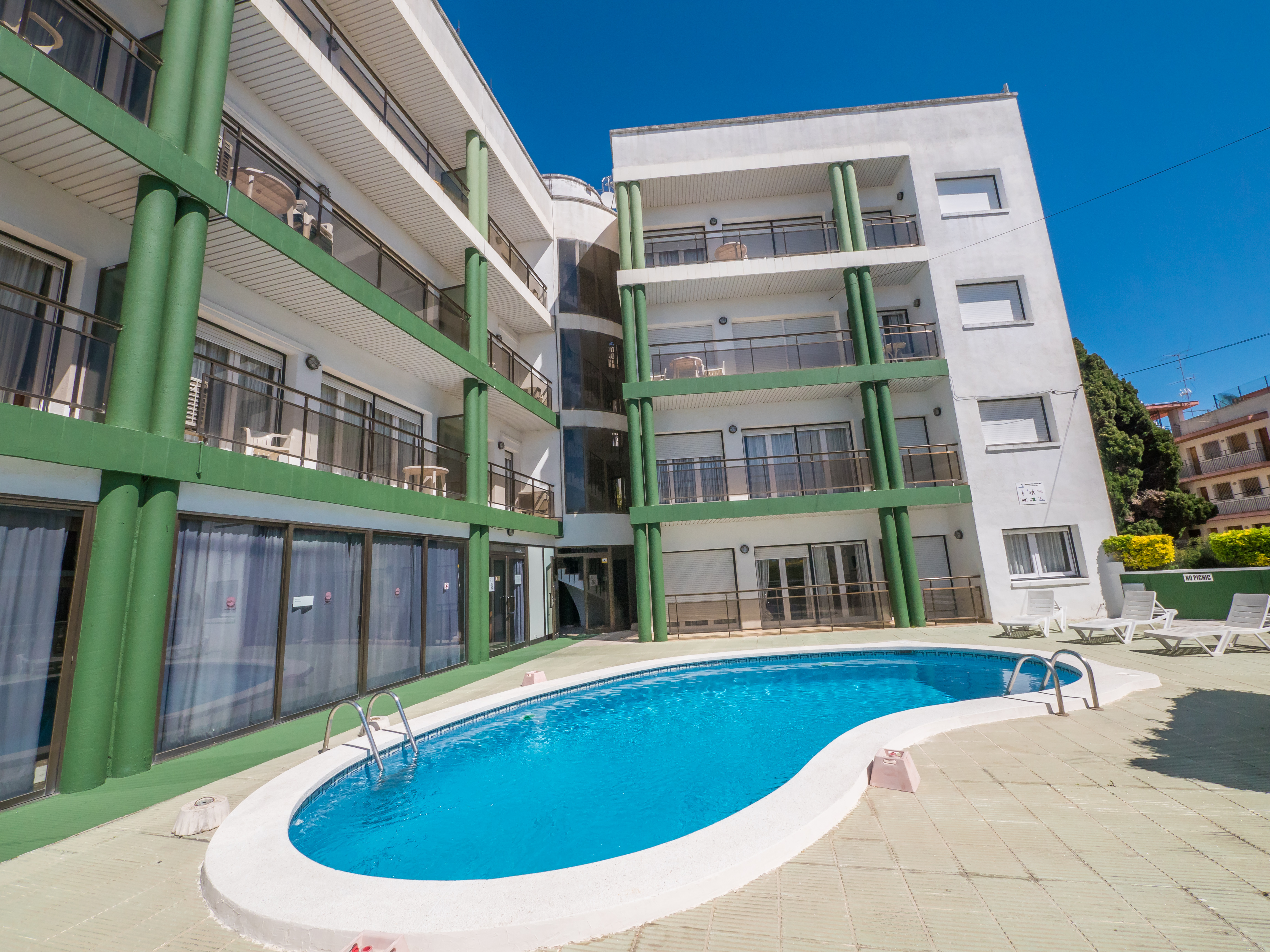 AR Melrose Place Apartments