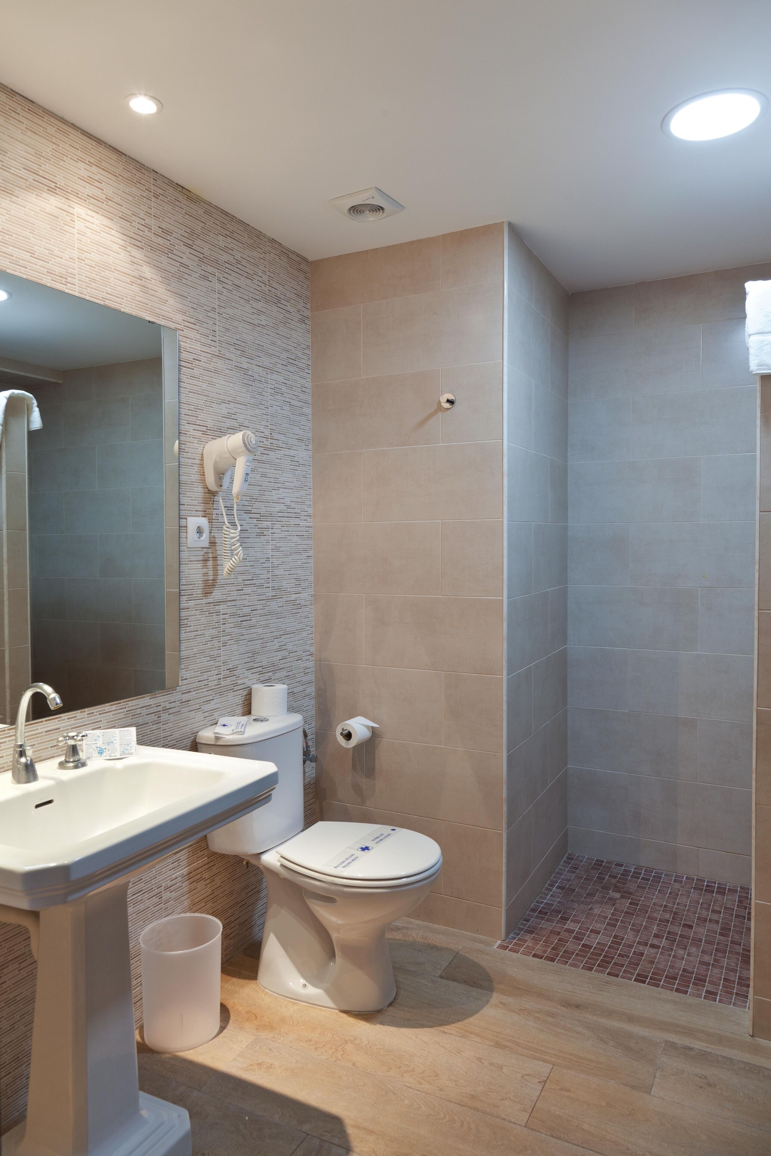 Hotel Roger De Flor By Seleqtta
