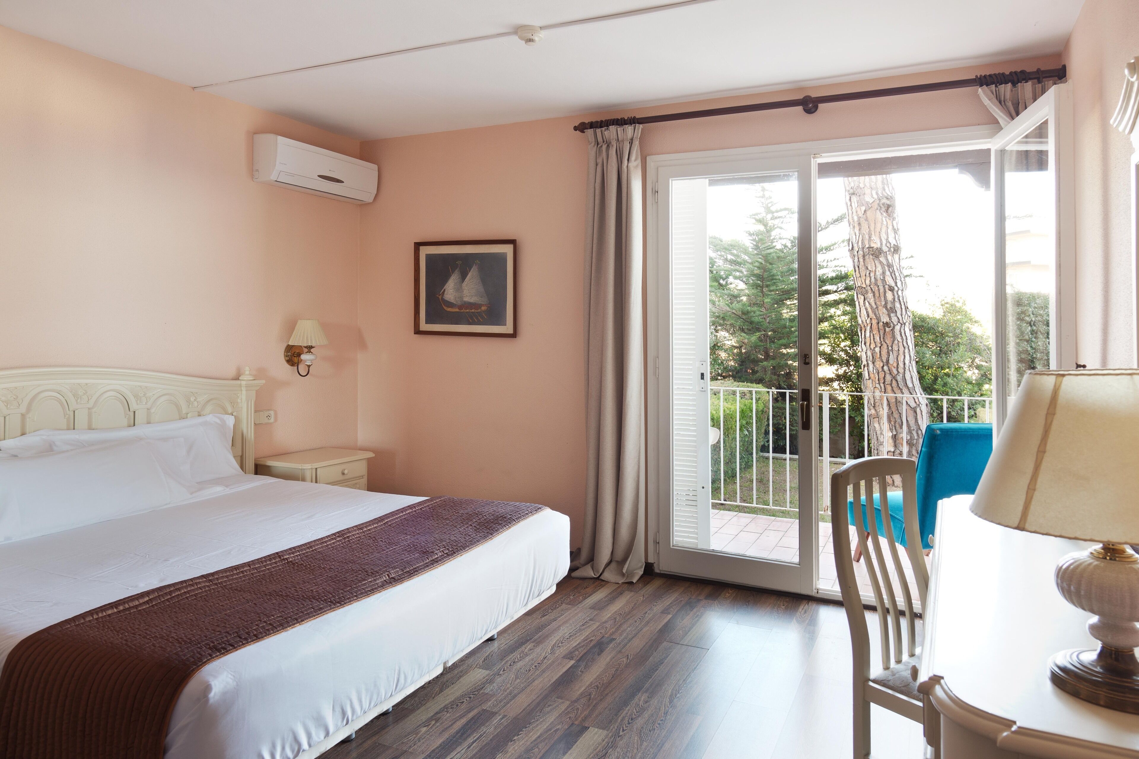 Hotel Roger De Flor By Seleqtta