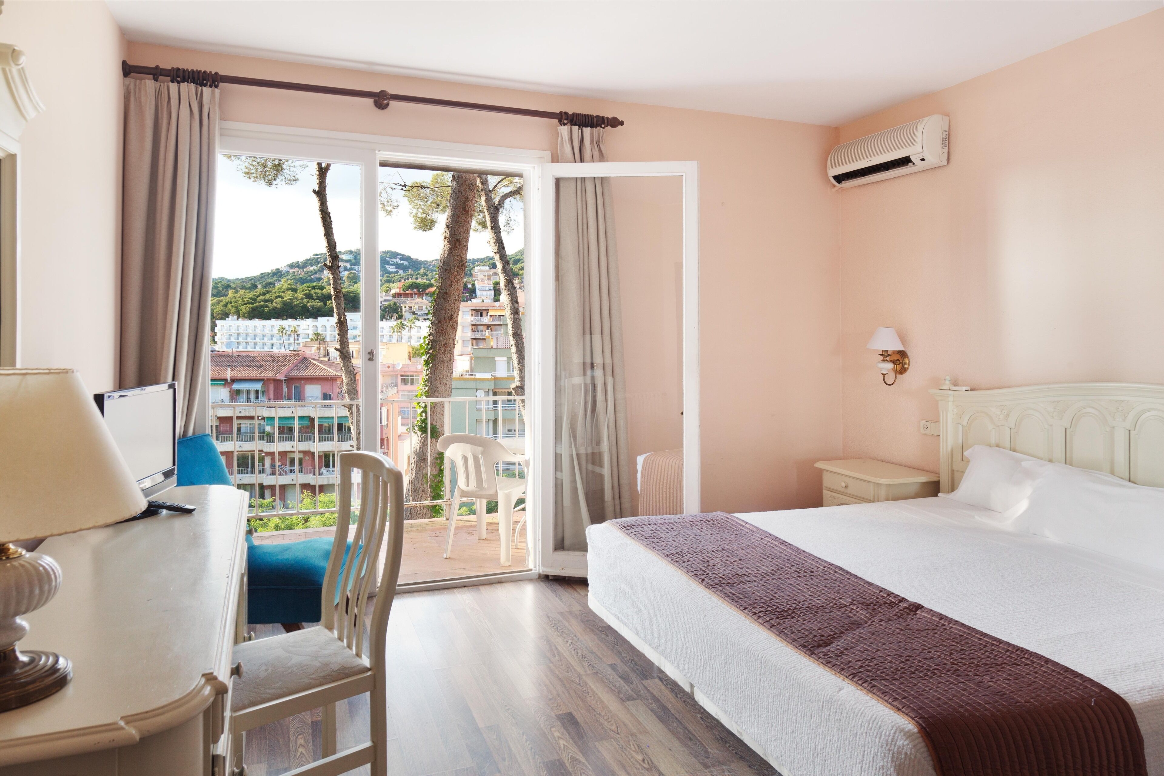 Hotel Roger De Flor By Seleqtta