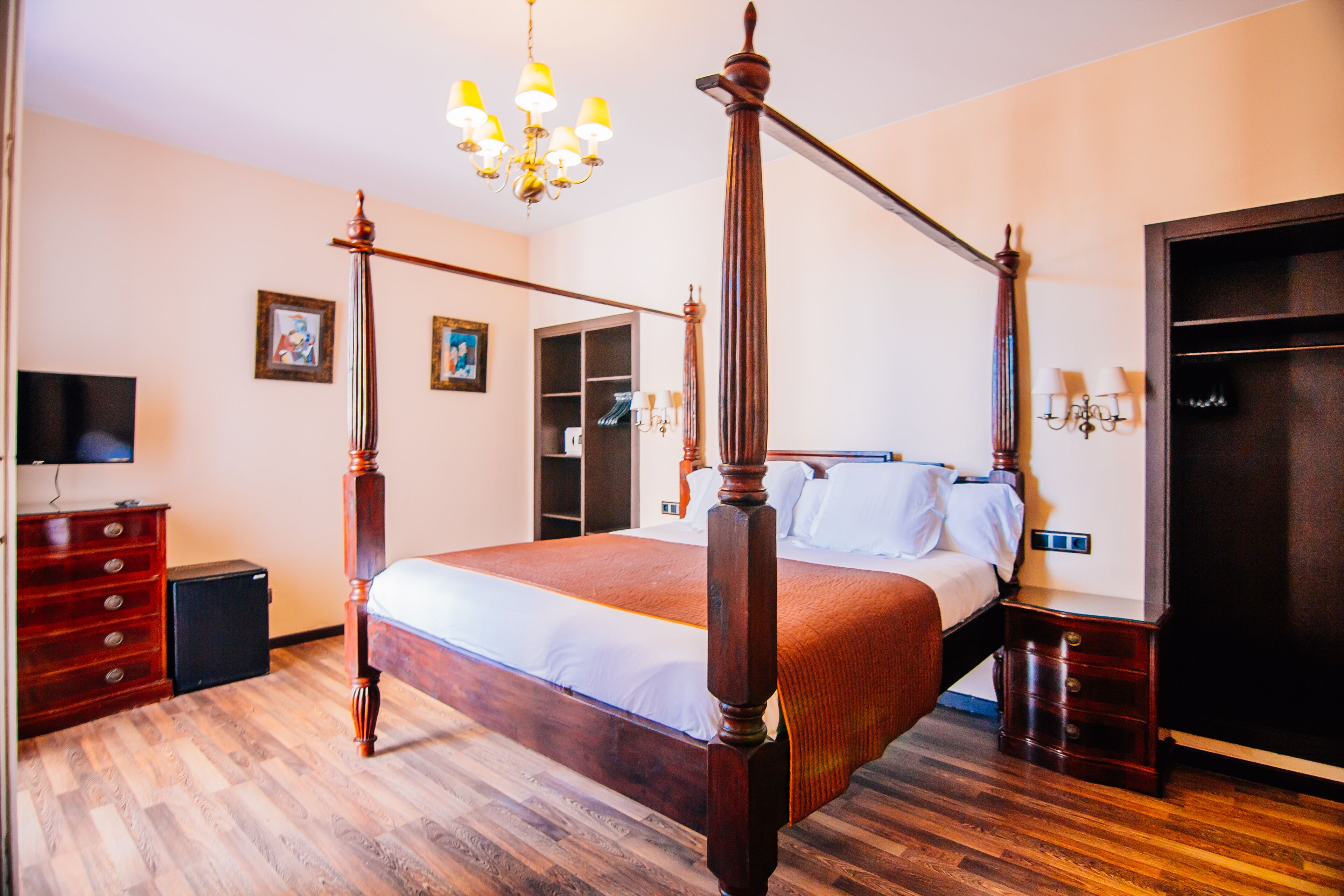 Hotel Roger De Flor By Seleqtta