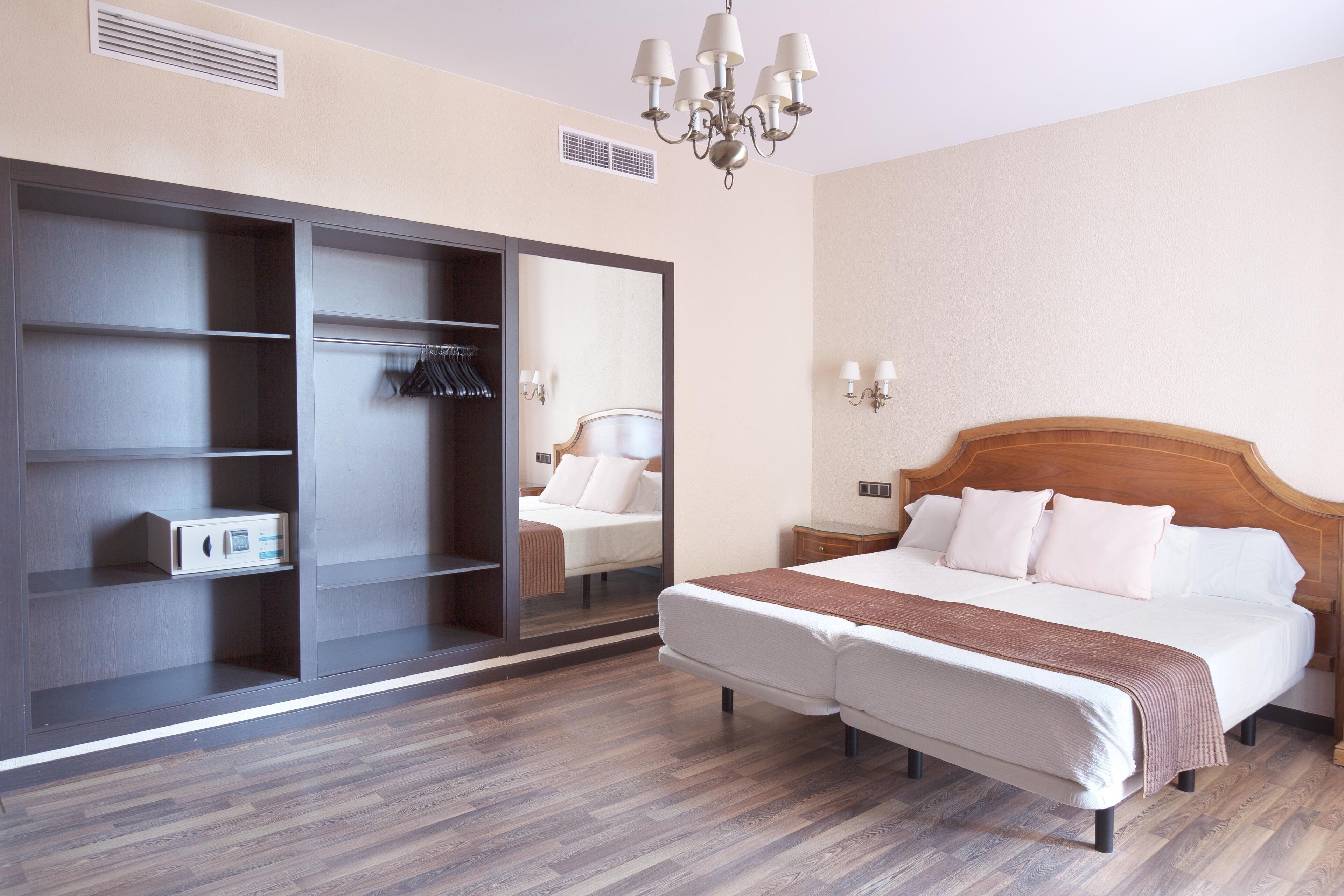 Hotel Roger De Flor By Seleqtta