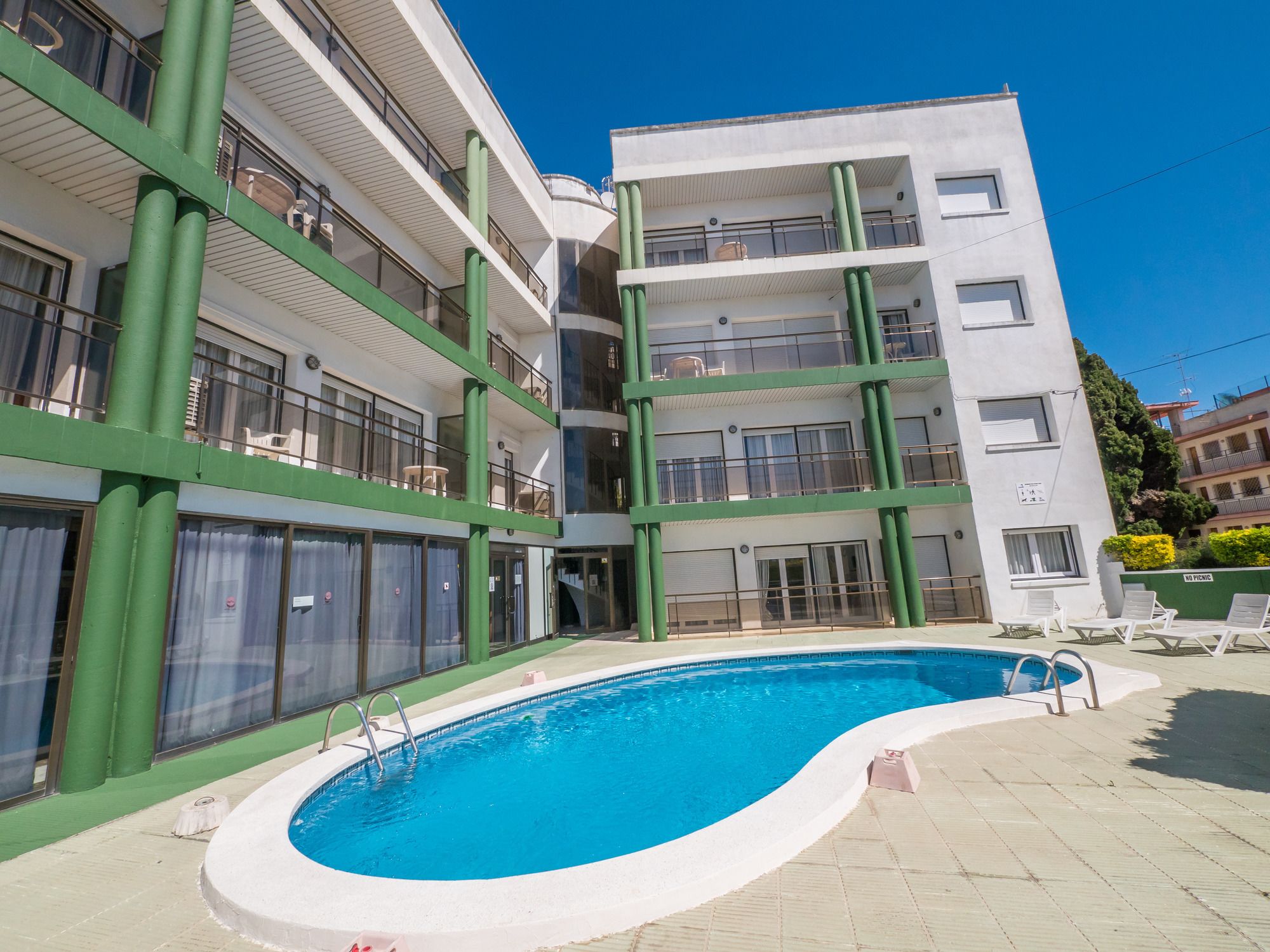 AR Melrose Place Apartments